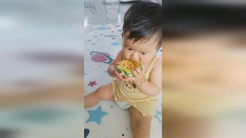 儿童吃瓜肚兜,儿童吃瓜肚兜，萌趣盎然的传统服饰新风尚